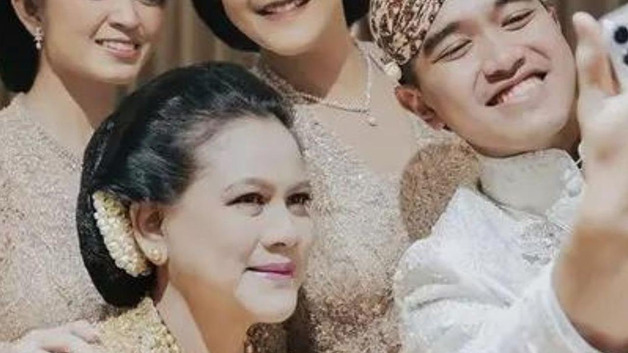 Saat pernikahan Kaesang dan Erina, Kahiyang dan Selvi memukau dengan kebaya coklat berpayet lengkap dengan gaya sanggul khas perempuan Jawa.