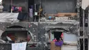 Anak-anak perempuan Palestina yang mengungsi melihat keluar rumah yang rusak tempat mereka berlindung di Beit Lahia di Jalur Gaza utara, menjelang waktu berbuka puasa selama bulan suci Ramadan pada 9 Maret 2025. (Omar AL-QATTAA/AFP)