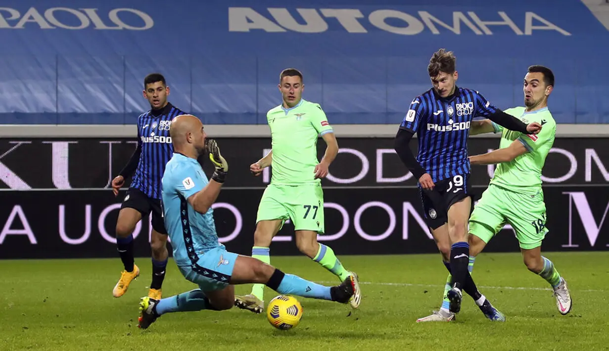 Pemain Atalanta Aleksej Miranchuk mencetak gol ke gawang Lazio pada pertandingan Coppa Italia di Stadion Gewiss, Bergamo, Italia, Rabu (27/1/2021). Atalanta melaju ke semifinal Coppa Italia usai menaklukkan Lazio 3-2. (Stefano Nicoli/LaPresse via AP)