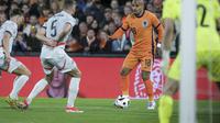 Donyell Malen dari Belanda, kanan, mengontrol bola saat pertandingan sepak bola persahabatan internasional antara Belanda dan Islandia di stadion De Kuip di Rotterdam, Belanda, Senin, 10 Juni 2024. (AP Photo/Patrick Post)