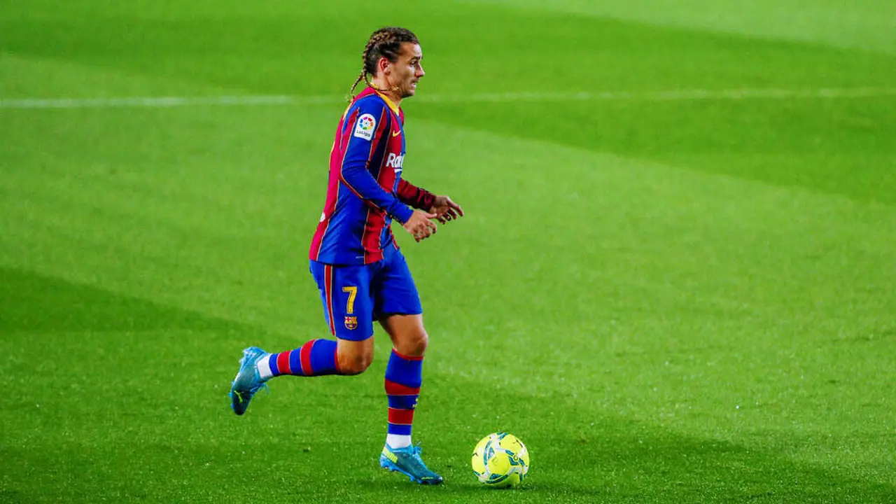 Foto Liga Spanyol: Melihat Gaya Rambut Nyentrik Antoine Griezmann di Barcelona
