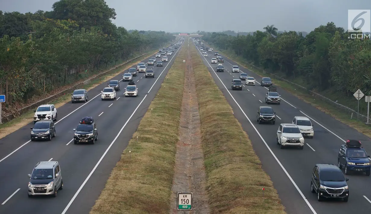 Kendaraan yang didominasi pemudik melintasi Jalan Tol Cipali di kawasan Majalengka, Jawa Barat, Sabtu (8/7). Diberlakukannya sistem satu arah atau one way menyebabkan jalur Trans Jawa dari arah Palimanan menuju Cikampek ramai lancar pada H+3 Lebaran. (Liputan6.com/Immanuel Antonius)