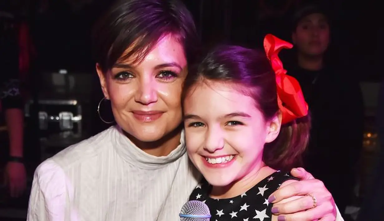 "Ini ide ibunya. Ia mendaftarkan Suri ke kelas akting dan ia pun ikut kelas menyanyi dan musik," ujar sumber. (Elle - Getty Images)