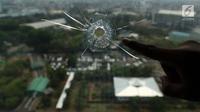 Kaca yang terkena peluru nyasar di lantai 16 nusantara I, Kompleks Parlemen MPR/DPR-DPD, Jakarta, Selasa (16/10). Peluru nyasar menembus ruang anggota Komisi III DPR dari Fraksi Partai Golkar Bambang Hari Purnomo di lantai 13. (Lipiutan6.com/Johan Tallo)