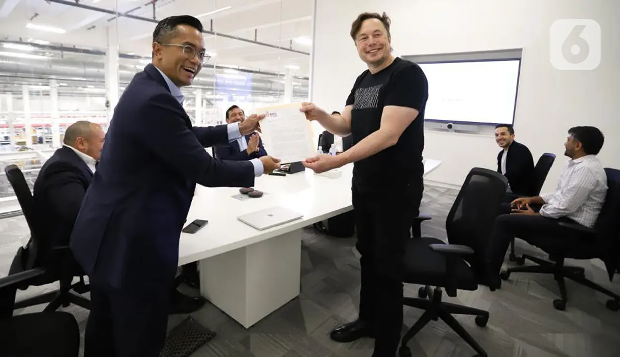 <p>Ketua Dewan Pertimbangan Kadin Anindya Novyan Bakrie (kiri) dan pendiri SpaceX dan Tesla, Elon Musk menunjukan undangan acara International Advisory Caucus B20 yang akan digelar di Jakarta awal November Selasa (26/4/2022). Pemerintah Indonesia mengajak Tesla agar bisa bekerjasama untuk penyediaan dan pemrosesan Nikel sebagai bahan baku pembuatan Battery Cell yang berlandaskan ESG (Environment, Social and Government). (Liputan6.com/HO/Kadin)    </p>