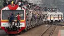 Penumpangnya sampai ada yang naik diatas atap (Source: Ist)