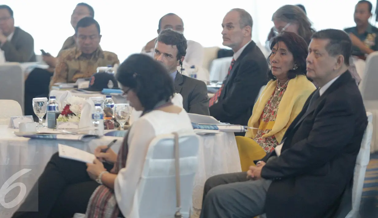 Menteri Kelautan dan Perikanan, Susi Pudjisatuti menghadiri Konferensi Internasional Proteksi HAM Industri Perikanan, di Jakarta, Senin(27/3). Acara konferensi ini turut dihadiri Dubes Belgia untuk Indonesia, Patrick Hermann. (Liputan6.com/Faizal Fanani)