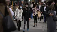 Orang-orang yang memakai masker wajah berjalan di sepanjang area perbelanjaan Oxford Street di pusat kota London, Rabu (20/10/2021). Organisasi Kesehatan Dunia atau WHO mencatat terjadi kenaikan kasus Covid-19 sebesar 7% di seluruh Eropa pada pekan lalu. (AP Photo/Matt Dunham)