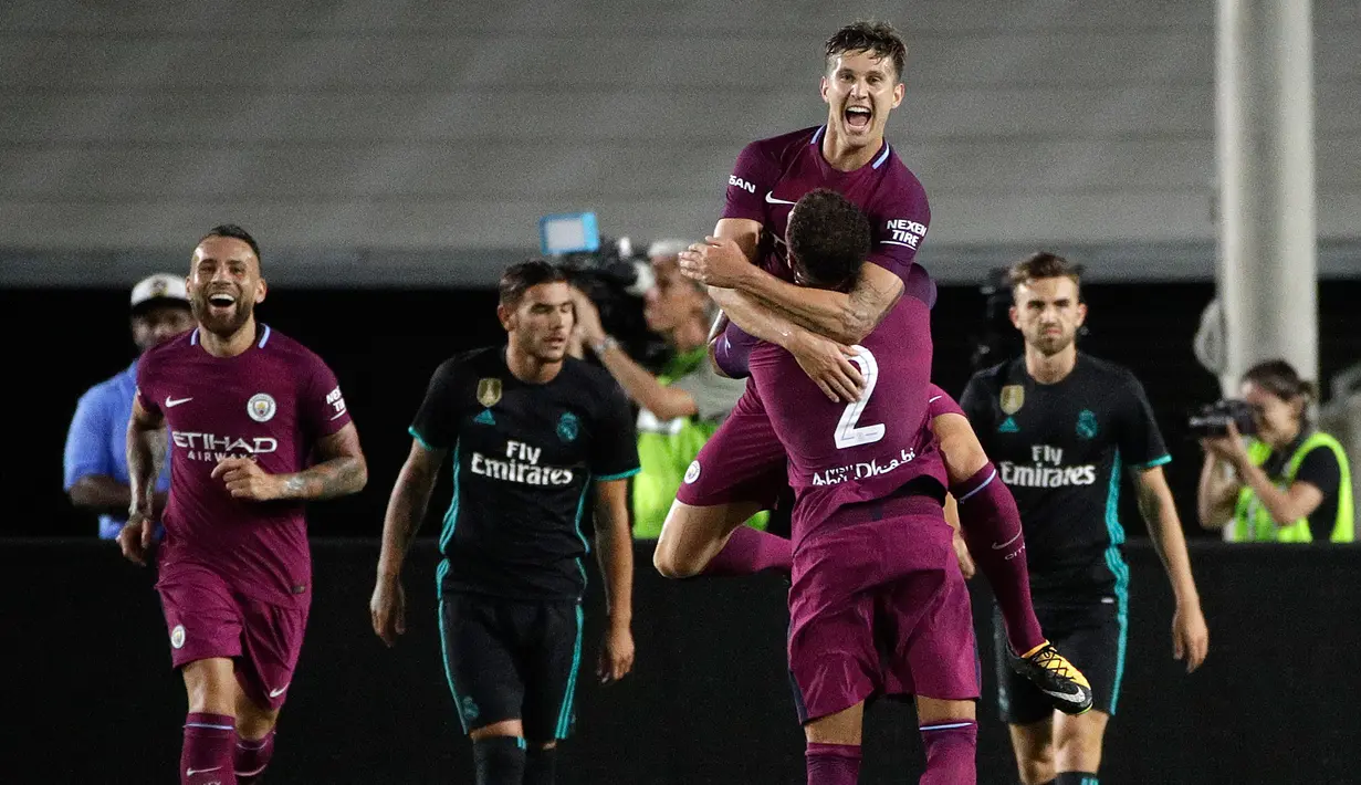 Bek Manchester City, John Stones melakukan selebrasi bersama Kyle Walker usai mencetak gol ke gawang Real Madrid pada pertandingan ICC di Los Angeles Memorial Coliseum, Kamis (27/7). City menang atas Madrid dengan skor 4-1. (AP Photo/Jae C. Hong)