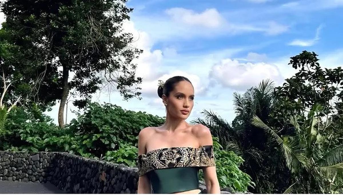 Cinta Laura di Pernikahan Luna Maya-Maxime Bouttier