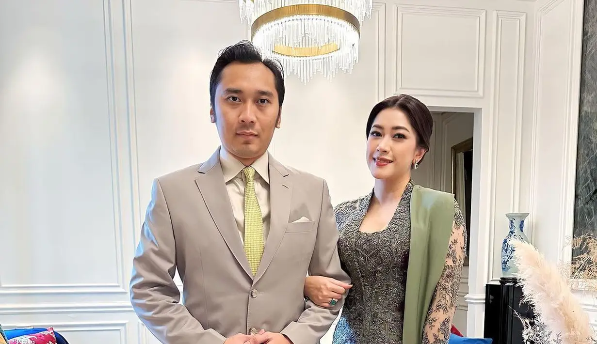 Pesona anggun yang khas terlihat saat Aliya mengenakan kebaya kutubaru berwarna hijau olive dan kain batik. Makin terlihat elegan dengan selendang hijau polos [@ruby_26]