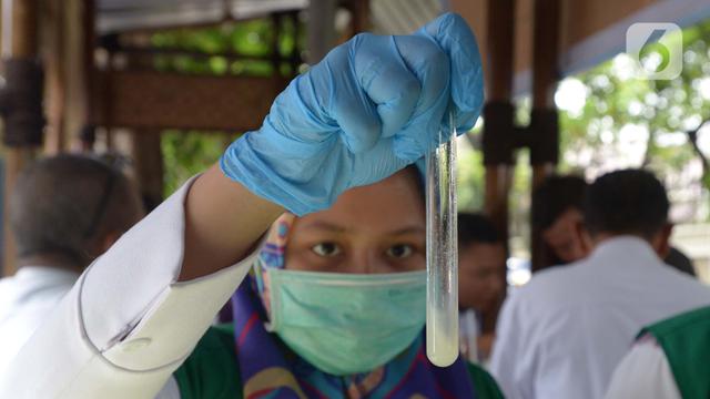 Petugas Kesehatan DKI Uji Bahan Makanan PKL