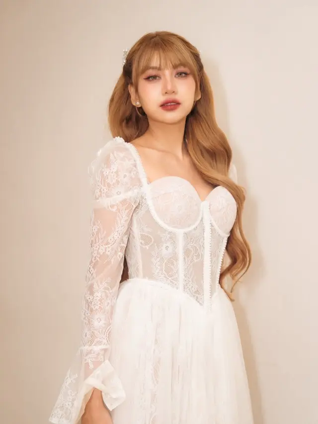 Bak Dewi dalam Balutan Putih, Gaya Ghea Indrawari Tampil Anggun dengan Gaun Corset Lace