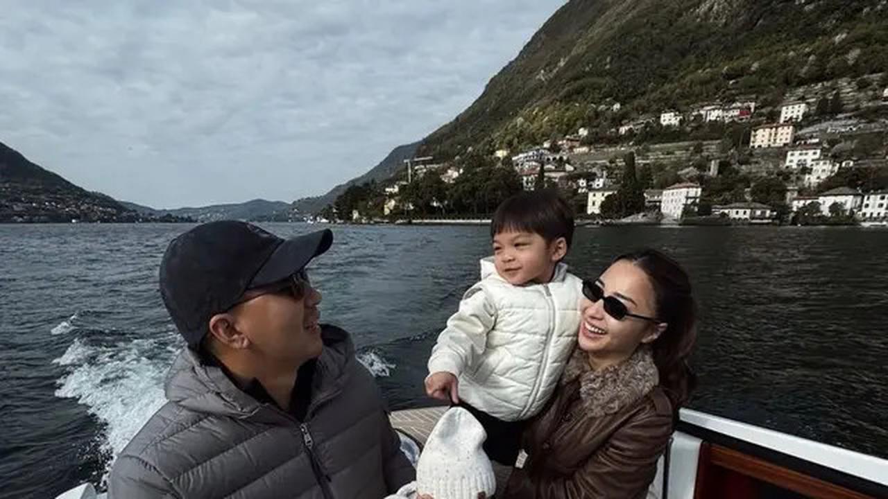Gaya Liburan Nikita Willy di Danau Como, Tetap Stylish Sambil Momong Si Kecil