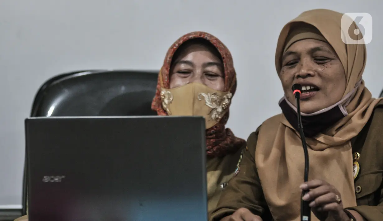 Guru menyapa murid saat MPLS Tahun Ajaran Baru 2020/2021 di SDN Pekayon Jaya 6, Bekasi, Jawa Barat, Senin (13/7/2020). SDN Pekayon Jaya 6 satu dari empat sekolah yang ditunjuk Pemkot Bekasi sebagai percontohan KBM secara langsung atau tatap muka di wilayah zona hijau. (merdeka.com/Iqbal S. Nugroho)