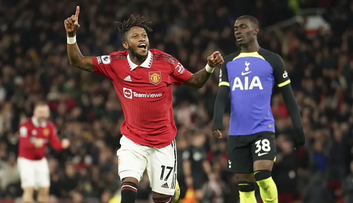 Hanya kurang dari dua menit usai kembali dari kamar ganti, Manchester United sukses membuka keunggulan lewat Fred. Tembakannya dari luar kotak penalti berbelok arah setelah mengenai Eric Dier dan membuat Lloris mati kutu. (AP/Dave Thompson)