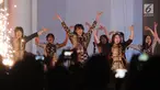 Kelompok penyanyi wanita JKT48 membawakan lagu saat pembukaan rangkaian kegiatan perayaan 60 tahun hubungan diplomatik Indonesia-Jepang. di depan area Museum Fatahillah, Jakarta, Jumat (19/1). Tiga buah lagu dibawakan. (Liputan6.com/Helmi Fithriansyah)