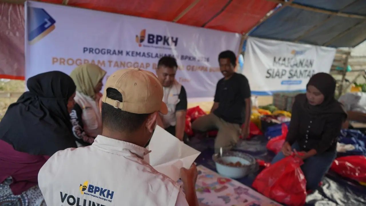 Relawan BPKH mempersiapkan makanan di dapur umum untuk melayani masyarakat terdampak gempa (Istimewa)