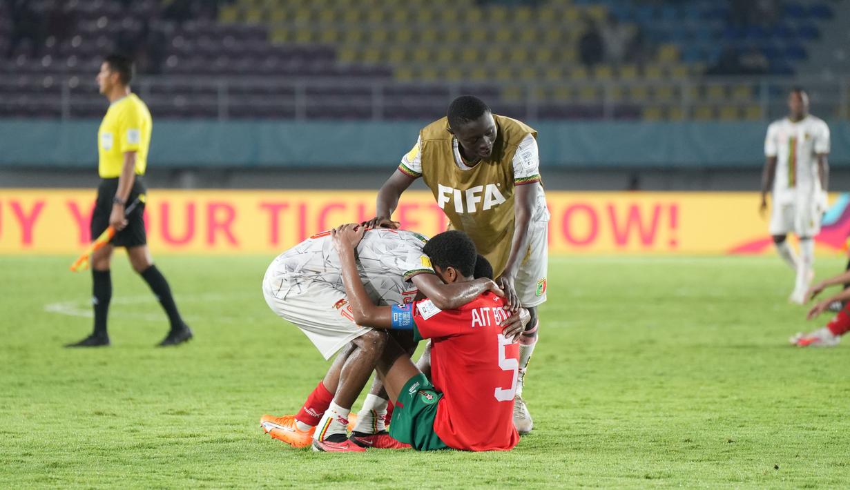 Dua pemain Timnas Mali U-17 berusaha menghibur pemain Timnas Maroko U-17, Abdelhamid Ait Boudlal setelah berakhirnya laga perempat final Piala Dunia U-17 2023 di Stadion Manahan, Solo, Sabtu (25/11/2023). (Doc. LOC WCU17/RKY)