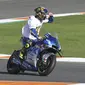 Pembalap Suzuki Ecstar, Joan Mir merayakan Juara Dunia 2020 usai balapan di MotoGP Valencia di Sirkuit Ricardo Tormo di Valencia, Spanyol, Minggu (15/11/2020). Prestasi ini ia raih di ajang MotoGP Valencia Spanyol hari Minggu (15/11) di Spanyol. (AP Photo/Alberto Saiz)