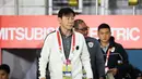 <p>Pelatih Timnas Indonesia, Shin Tae-yong&nbsp;memasuki lapangan pada laga Grup B Piala AFF 2024 melawan Filipina yang berlangsung di Stadion Manahan, Solo, Jawa Tengah, Sabtu (21/12/2024). (Bola.com/Abdul Aziz)</p>