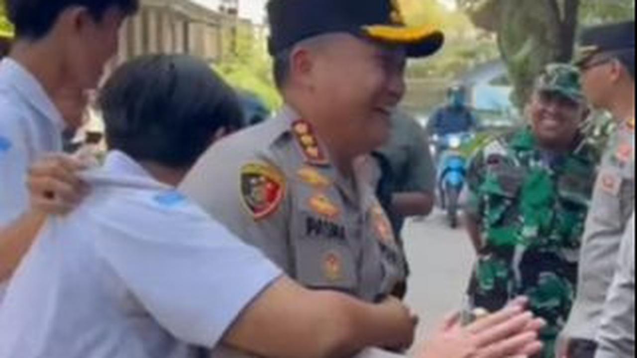 Pelajar SMK Peluk Erat Kombes Pasma dan Ucap Terima Kasih