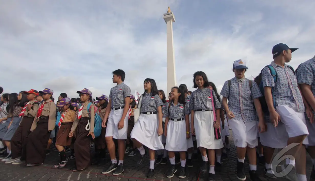 Para pelajar ikut hadir dalam memperingati upacara Hari Bela Negara, Jakarta  (19/12/2014). (Liputan6.com/Faizal Fanani)