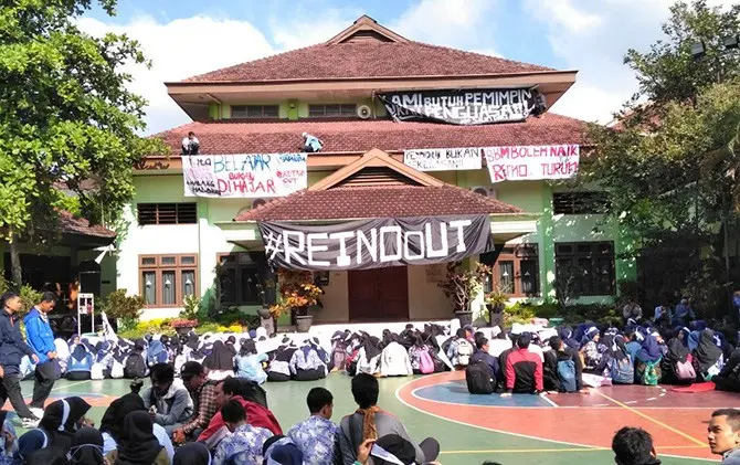 Seluruh SMAN 2 Kota Malang melakukan aksi unjuk rasa menuntut pencopotan Kepala Sekolah, Kamis (5/4). (Fiska Tanjung/JawaPos.com)