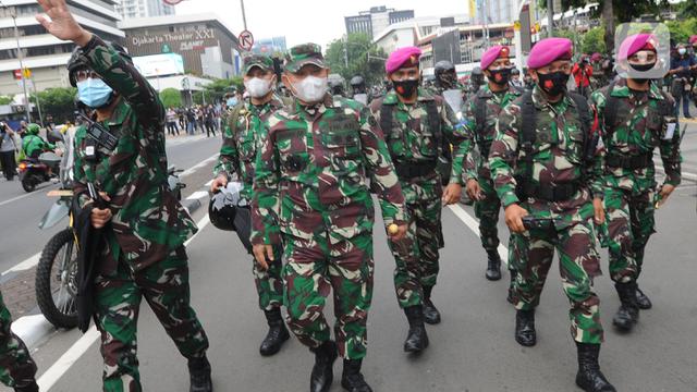Pendekatan Humanis Marinir TNI AL Halau Massa Pendemo