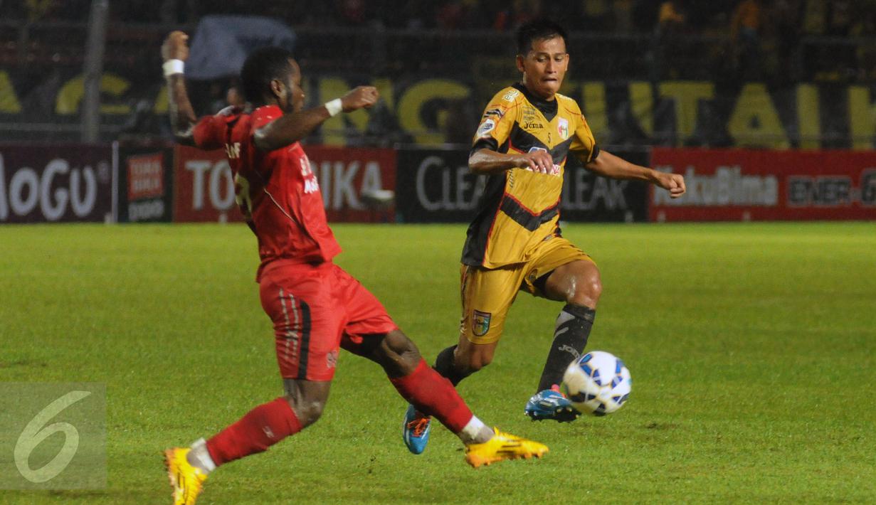 Bek Semen Padang, M Alhadji (kiri) menahan pergerakan penyerang Mitra Kukar, Hendra Ridwan pada laga final Piala Jenderal Sudirman di Stadion GBK Jakarta, Minggu (24/1/2016). Ini pertemuan ketiga bagi kedua tim. (Liputan6.com/Helmi Fithriansyah)