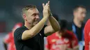 Pelatih Persija Jakarta, Thomas Doll merayakan kemenangan timnya atas Persita Tangerang usai laga pekan ke-6 BRI Liga 1 2022/2023 antara Persija Jakarta melawan Persita Tangerang di Stadion Patriot Candrabhaga, Bekasi, Rabu (24/8/2022) malam WIB. (Bola.com/M Iqbal Ichsan)