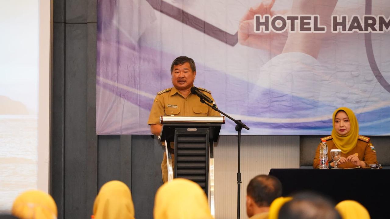 Bupati Garut Rudy Gunawan menyampaikan peringatan mengenai ancaman kekeringan selepas pertemuan koordinasi dan evaluasi pelaksanaan deteksi kini, perpentif dan respon penyakit TK Garut. (Liputan6.com/Jayadi Supriadin)