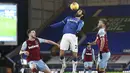 Gelandang Everton, Andre Gomes (tengah) mengontrol bola dari kawalan dua pemain West Ham Declan Rice dan Andriy Yarmolenko pada pertandingan Liga Inggris di Goodison Park, Sabtu (2/1/2021). Everton terancam terlempar dari empat besar tergantung hasil laga-laga lain. (Jan Kruger, Pool via AP)