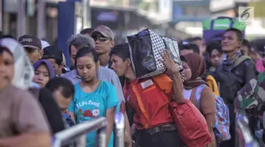 Sejumlah pemudik mengantre di pintu keberangkatan Stasiun Pasar Senen, Jakarta, Selasa (12/6). Sebanyak 25 ribu lebih pemudik berangkat dari Stasiun Pasar Senen dengan tujuan yang paling banyak dituju Semarang dan Surabaya. (Liputan6.com/Faizal Fanani)