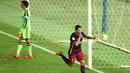 Striker Barcelona, Luis Suarez merayakan gol yang dicetaknya ke gawang River Plate pada final Piala Dunia Antarklub 2015 di International Stadium Yokohama. (AFP/Toru Yamanaka)