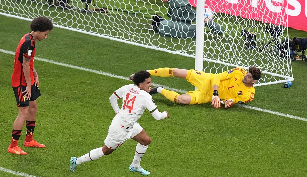 Tak mampu mencetak gol, Timnas Belgia justru kebobolan gol kedua oleh aksi Zakaria Aboukhlal saat injury time babak kedua memasuki menit kedua. Gol berawal dari umpan silang Hakim Ziyech yang berhasil diselesaikan dengan sepakan kaki kanan Zakaria Aboukhlal. (AP/Pavel Golovkin)