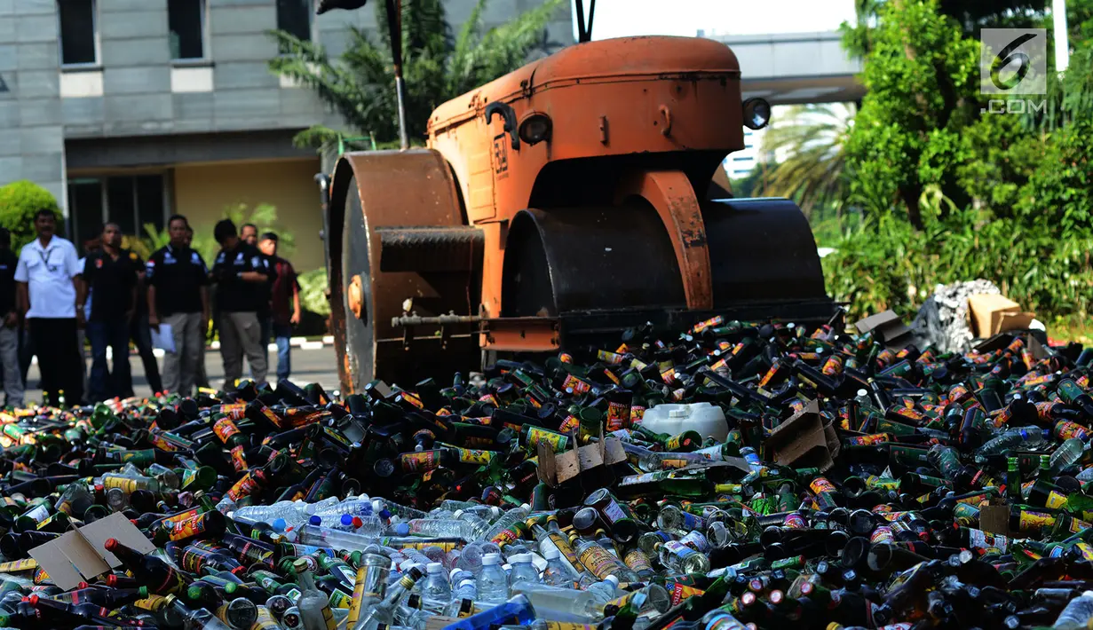 Buldozer melindas ribuan minuman keras selama Operasi Pekat  Jaya 2018 menjelang perayaan natal 2018 dan Tahun Baru 2019 di Polda Metro Jaya, Jakarta, Jumat (21/12). (Merdeka.com/Imam Buhori)