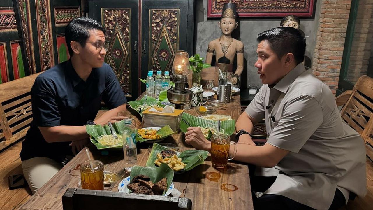 Kompol Syarif Makan Angkringan Sama Mayor Teddy