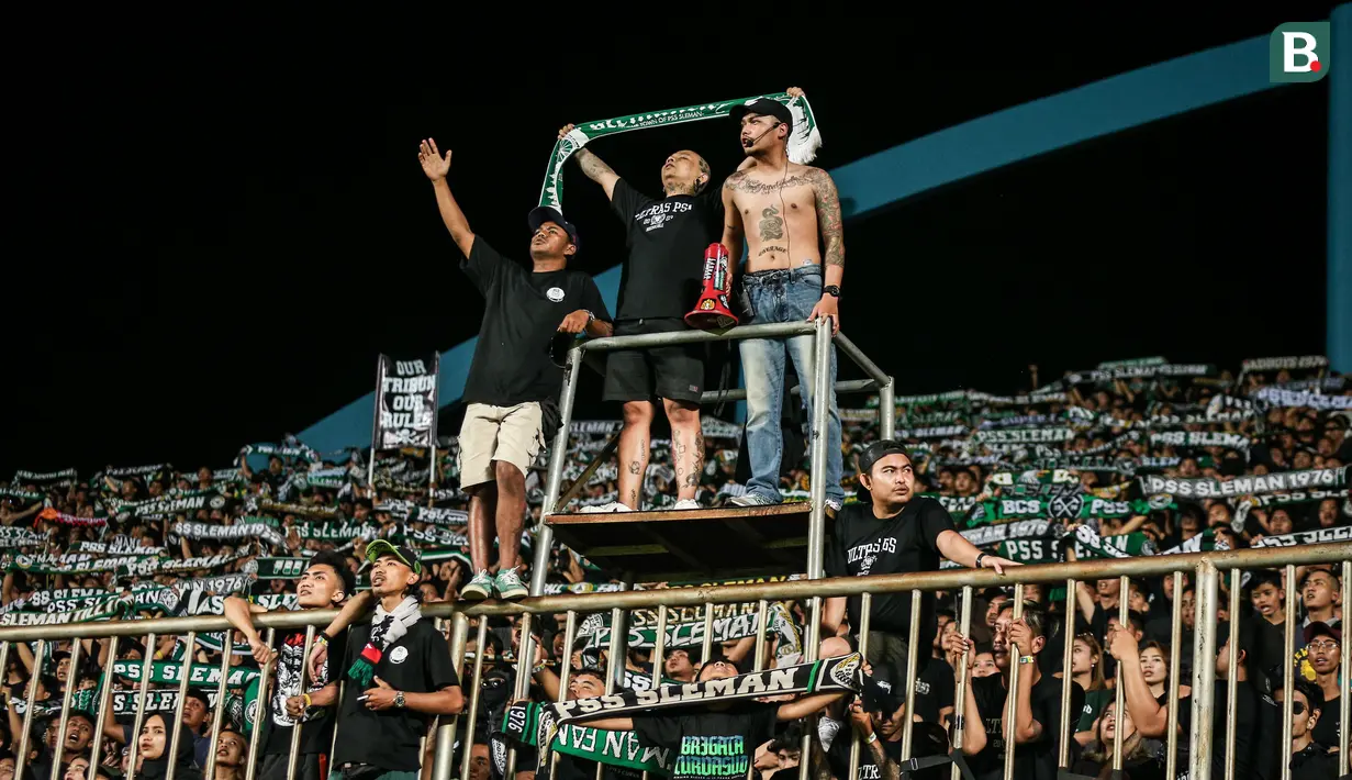 Bahkan Brigata Curva Sud (BCS) dan Bobobotoh sama-sama menyanyikan lagu perjuangan Halo-halo Bandung jelang kick-off dimulai. (Bola.com/Bagaskara Lazuardi)