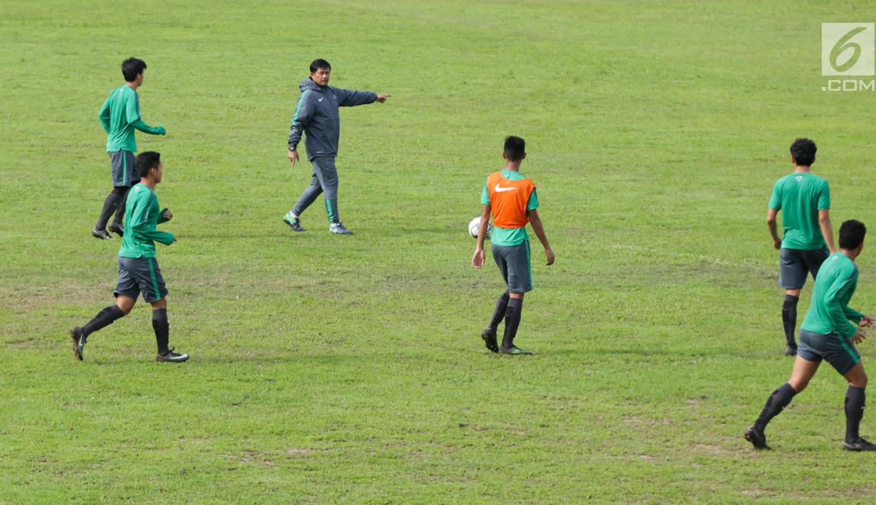Pelatih Timnas Indonesia U-19 Indra Sjafri memberi arahan kepada pemainnya saat sesi latihan di Stadion Padonmar, Yangon, Jumat (9/9). (Liputan6.com/Yoppy Renato)