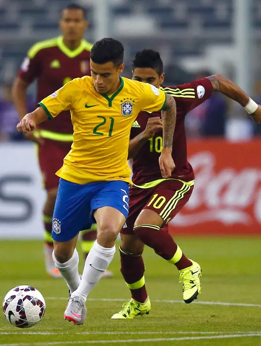 Gelandang Brasil, Philippe Coutinho mengontrol bola dari kejaran Ronald Vargas Cichero saat pertandingan Copa Amerika 2015 di Stadion Monumental David Arellano, Santiago, Chili, (22/6/2015). Brasil menang tipis 2-1 atas Venezuela. (REUTERS/Ricardo Moraes)
