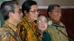 Ketua Panitia Seleksi calon Ombudsman RI, Agus Dwiyanto, memberikan keterangan pers di Gedung Sekretariat Negara, Jakarta, Jumat (28/8). Masa pendaftaran komisioner Ombdusman RI diperpanjang hingga 3 September 2015. (Liputan6.com/Faizal Fanani)