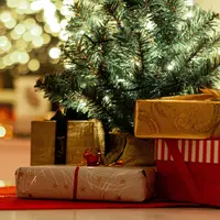 Intip beberapa tips bermanfaat untuk menghemat budget hadiah Natal. (unsplash.com/Hert Niks)