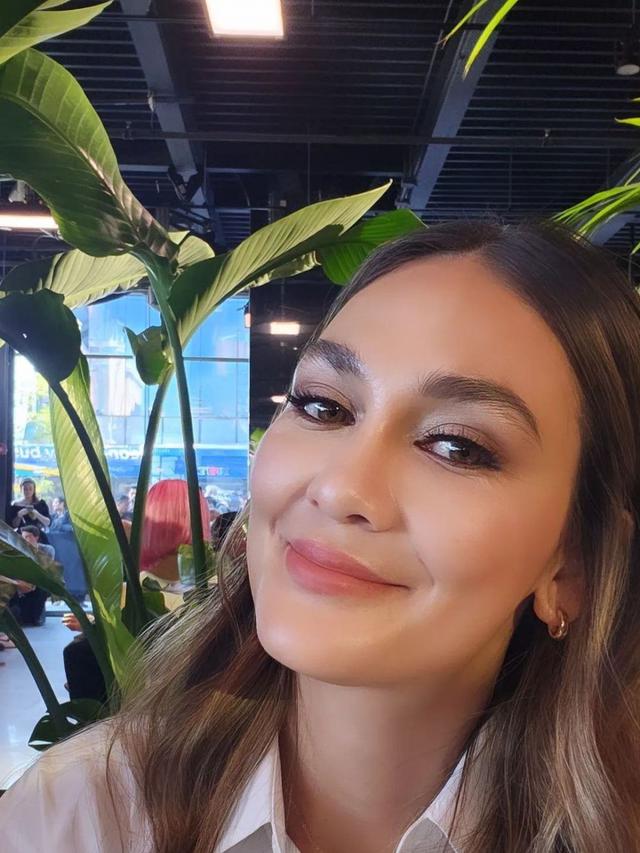 Foto Bareng Dahyun Twice, Ini Potret Luna Maya di Fashion Show Michael Kors