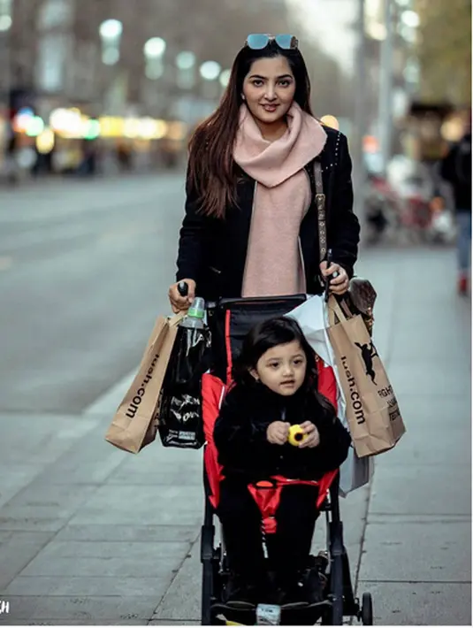Meski beberapa yang ditiru terkesan lucu, tapi ada juga yang membuat ibu dua anak itu khawatir. Satu yang dikhawatirkan adalah meniru tingkah Aurel yang masih kerap berkelahi di depan Arsy. (Instagram/ashanty_ash)
