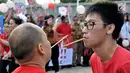 Dua karyawan mengikuti lomba memasukan bambu supit ke dalam karet dalam rangka HUT Kemerdekaan RI di Gedung OT Cengkareng, Jakarta, Jumat (17/8). Kegiatan ini mengusung visi baru "GO BEYOND" dengan slogan Lawan Puasmu. (Liputan6.com/HO/Iwan)