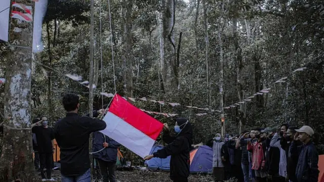 Pengibaran bendara merah putih di Gunung Sebatung @masyarakat.kotabaru https://www.instagram.com/p/CSvTkr2lfUV/?igsh=N3drdXN6MzlwNnd4