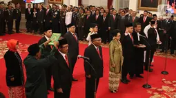 Komisioner Komisi Kejaksaan RI diambil sumpahnya saat mengikuti upacara pelantikan di Istana Negara, Jakarta, Jumat (1/11/2019). Jokowi melantik sembilan komisioner Komisi Kejaksaan RI periode 2019-2023. (Liputan6.com/Angga Yuniar)