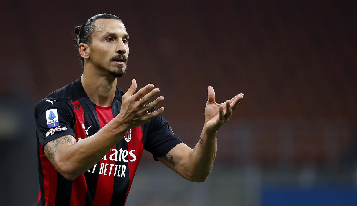1. Zlatan Ibrahimovic (38 tahun) - Ibrahimovic menunjukan kualitasnya dengan mecetak dua gol di laga perdana AC Milan di Liga Italia musim ini. Pada musim lalu, pemain asal Swedia ini juga mencetak 10 gol dari 18 penampilannya bersama AC Milan. (AP Photo/Antonio Calanni)