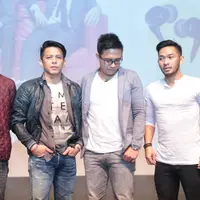 NOAH meluncurkan single di ICE Lotte Shooping Avenue, Kuningan, Jakarta Selatan, Senin (24/10/2016). Ada yang berbeda dengan perilisan single terbarunya. NOAH merilis single melalui smartphone. (Adrian Putra/Bintang.com)